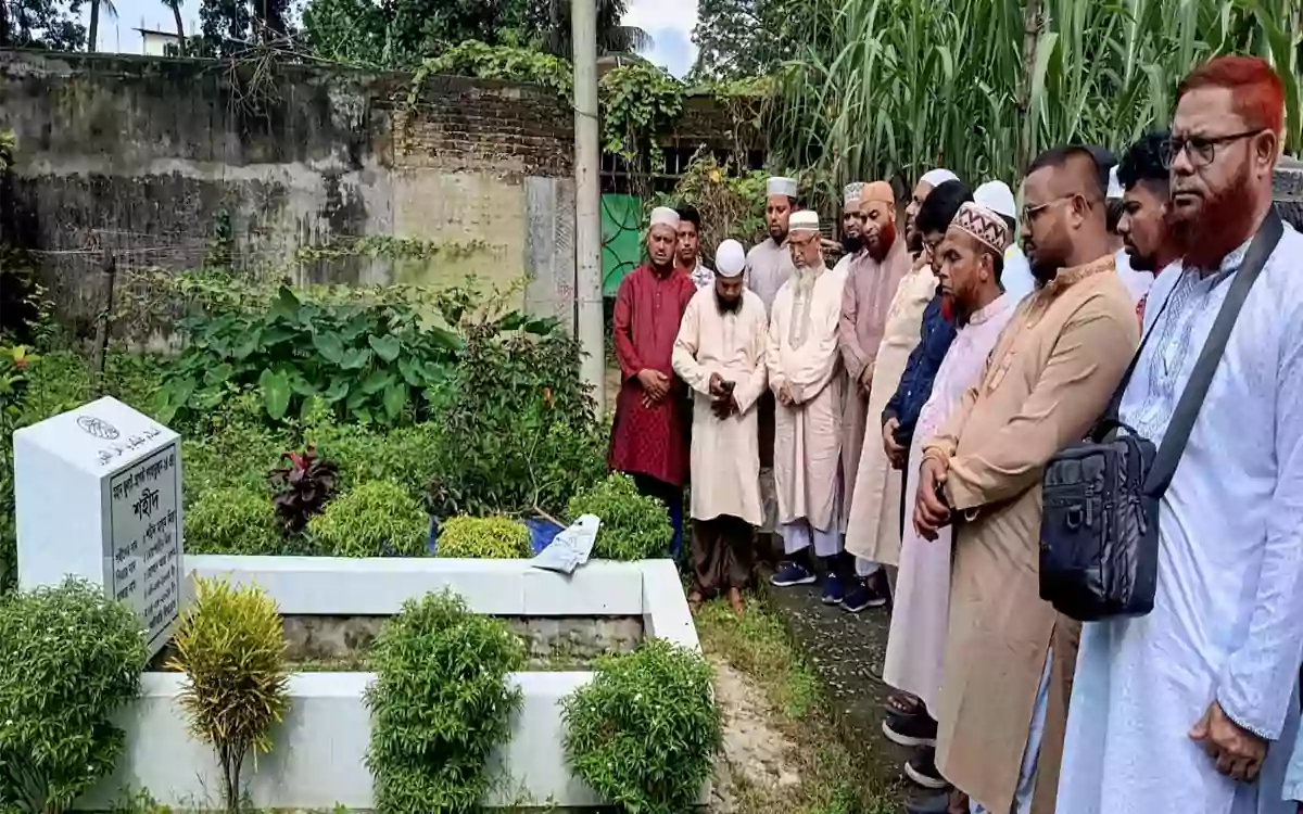 Rising Cumilla - Jamaat leaders visited the grave of July martyr Masum Mia in Cumilla.