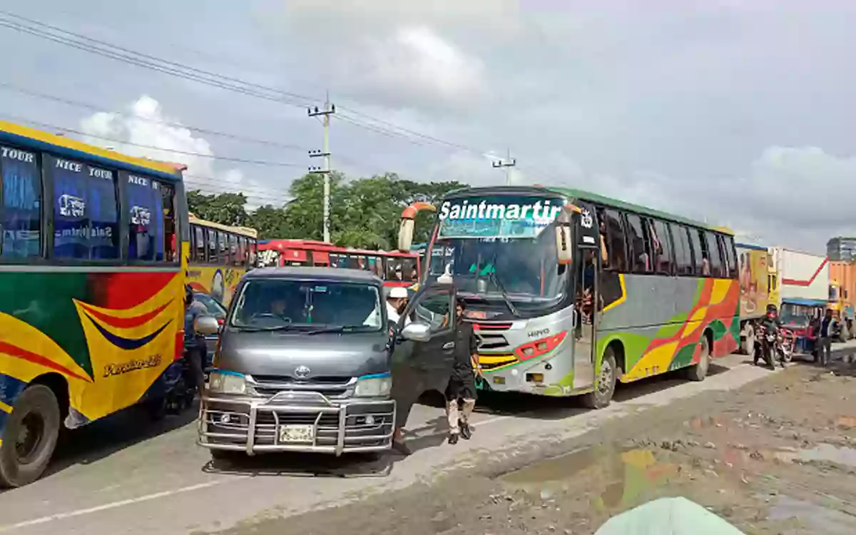 RisingCumilla - 10-km traffic jam in Comilla on Dhaka-Chittagong highway