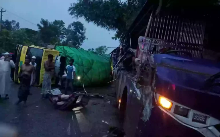 RisingCumilla - Bus rams into back of truck in Comilla's Manoharganj; passenger killed.