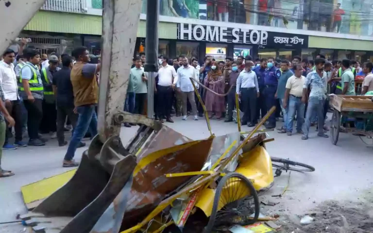 RisingCumilla - Cumilla City Corporation to show no leniency regarding footpath encroachment; licenses of 8 establishments temporarily suspended.