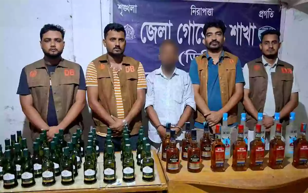 RisingCumilla - Dealer arrested with 58 bottles of foreign liquor in Noakhali