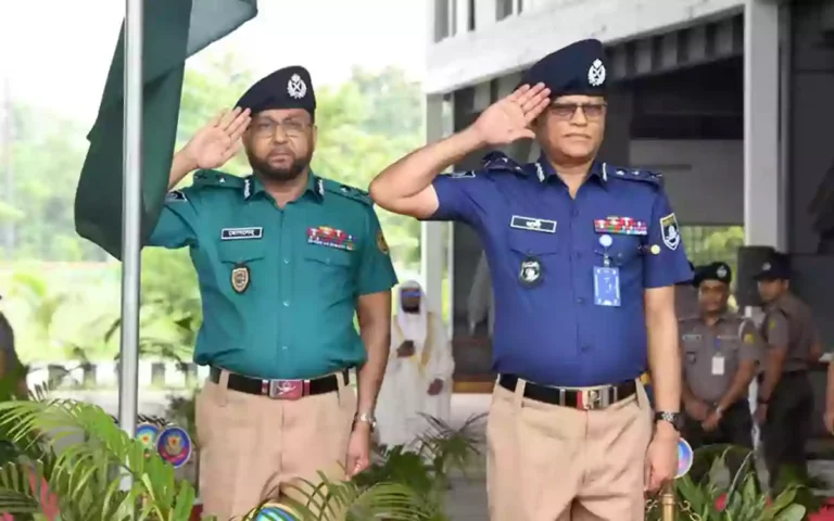 RisingCumilla - Police personnel have returned wearing dark blue and light olive shirts and khaki trousers.