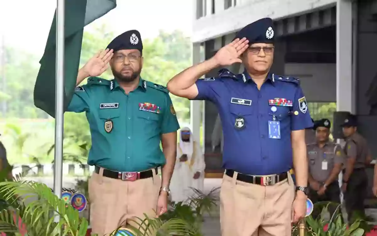 RisingCumilla - Police personnel have returned wearing dark blue and light olive shirts and khaki trousers.
