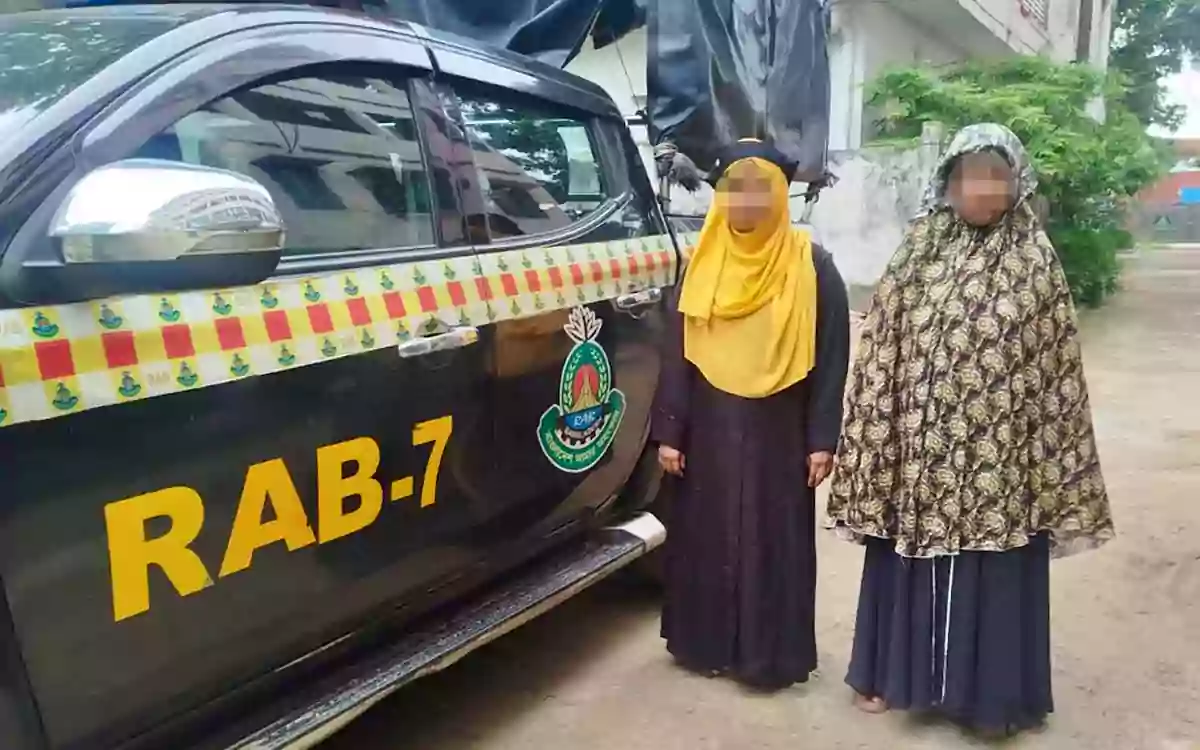 RisingCumilla - Two women arrested with cannabis in Feni while attempting to flee after dropping their bags.