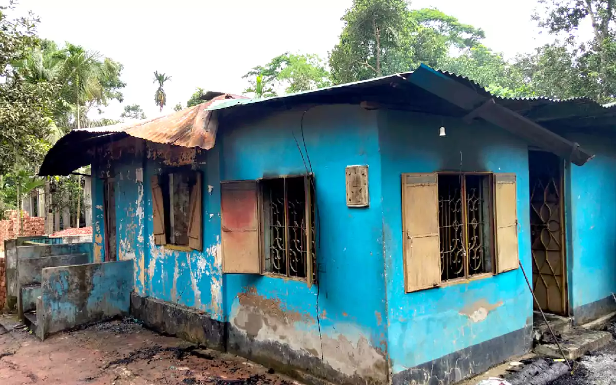 কুমিল্লার চৌদ্দগ্রামে আগুনে পুড়ল ইউএনওর বসতঘর