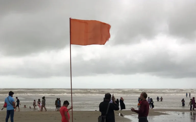 আজও সমুদ্র বন্দরে ৩, নদীবন্দরে ১ নম্বর সতর্ক সংকেত