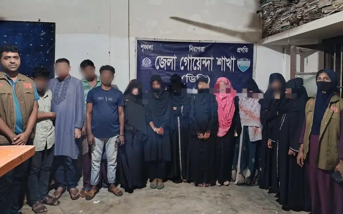 নোয়াখালীতে আবাসিক হোটেলে ডিবির অভিযানে গ্রেপ্তার ১২