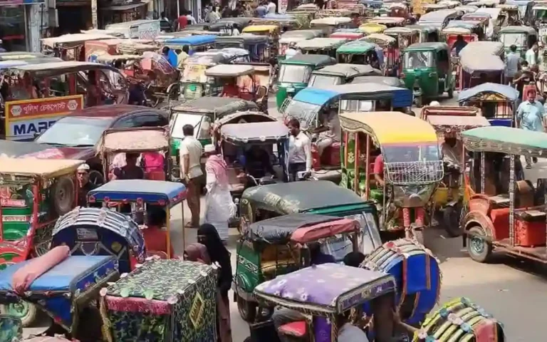 গ্যাস সংকটে কুমিল্লায় সিএনজি-স্বল্পতা, বাড়তি ভাড়া আদায়ের অভিযোগ