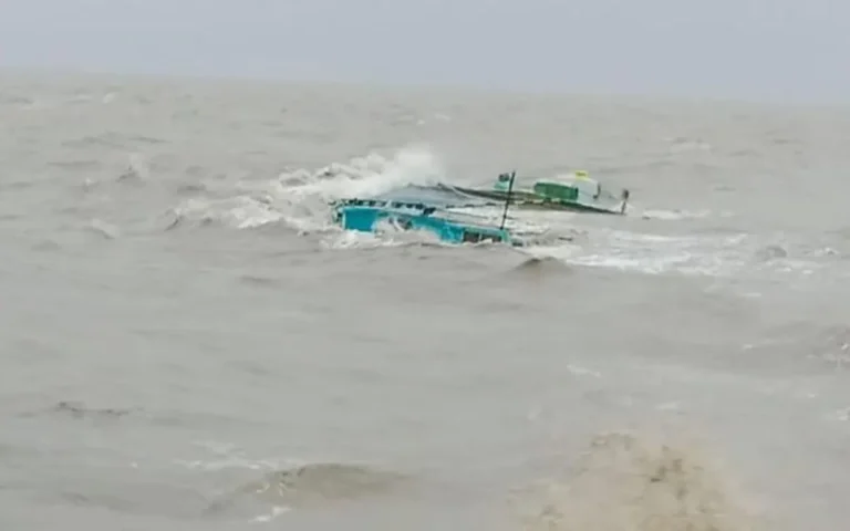 লবণ বোঝাই বলগেট ডুবে বৃদ্ধের মৃত্যু