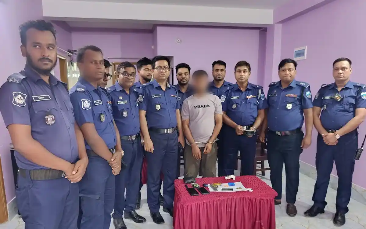 নোয়াখালীতে প্রবাসীর স্ত্রীকে পিস্তল ঠেকিয়ে চাঁদাবাজি, গ্রেপ্তার-১