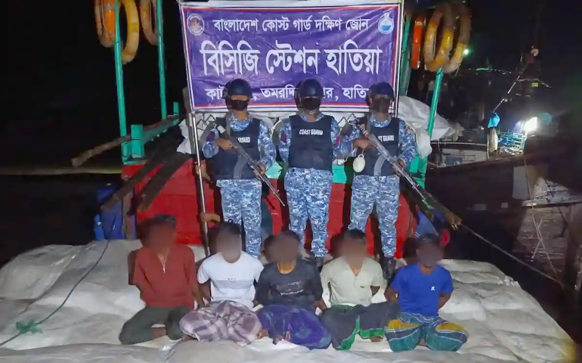 মেঘনা নদীতে ৭৬০ বস্তা সারসহ পাঁচ পাচারকারী আটক
