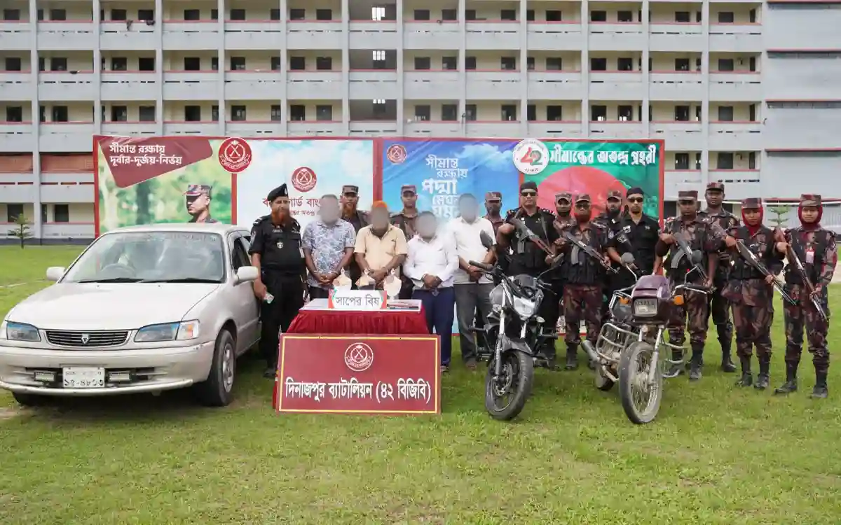 দিনাজপুরে সাপের বিষসহ আন্তর্জাতিক চোরাচালান চক্রের ৪ সদস্য গ্রেপ্তার
