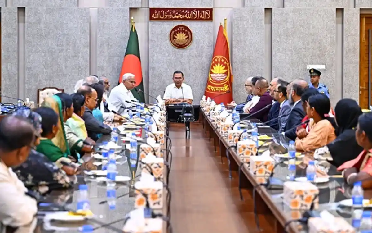 সমাজের সবাই এগিয়ে এলে অনেক বড় সমস্যার সমাধান করা সম্ভব : প্রধানমন্ত্রী