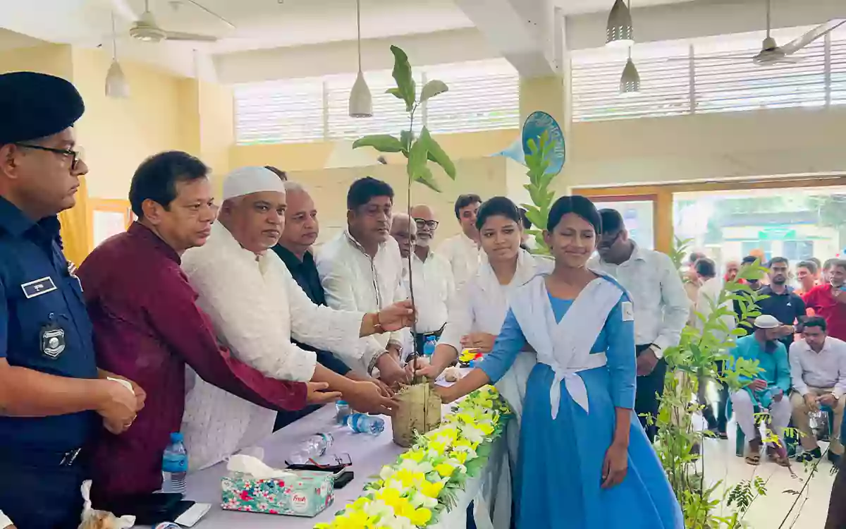 Rising Cumilla - 5,000 saplings distributed among students in Nasirnagar