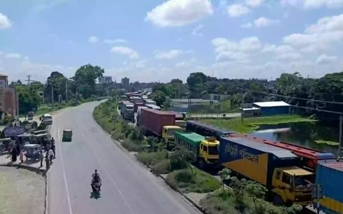 Rising Cumilla - Ambulance stuck in traffic jam in Cumilla, female patient dies before reaching hospital.