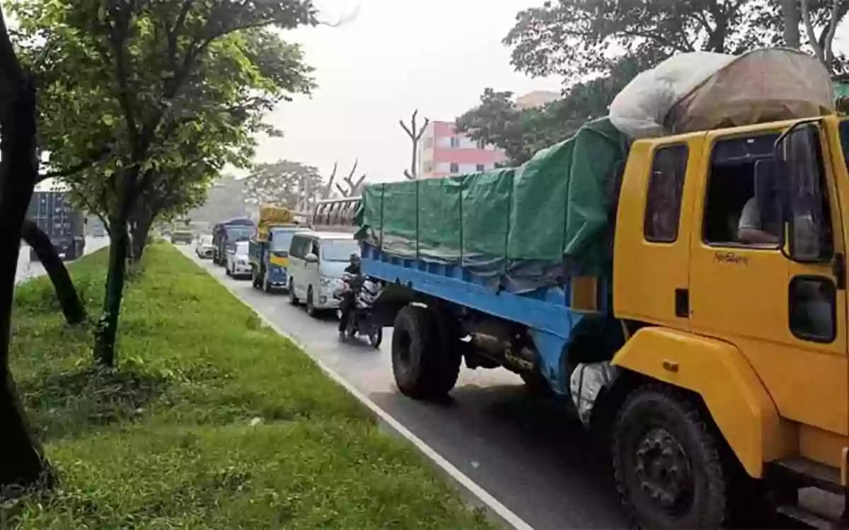 Rising Cumilla - Crowds at CNG stations and long traffic jams on the highway in Daudkandi, Cumilla.