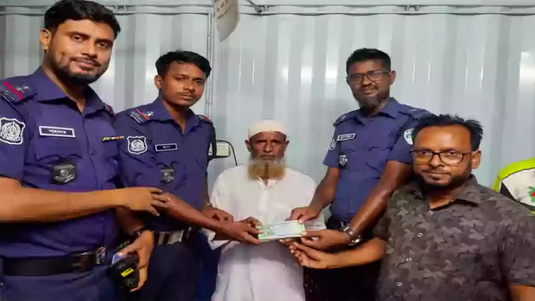 Rising Cumilla - Elderly man recovers Tk 50,000 .