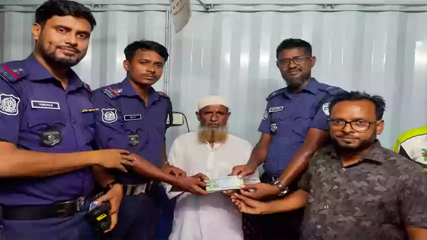 Rising Cumilla - Elderly man recovers Tk 50,000 .