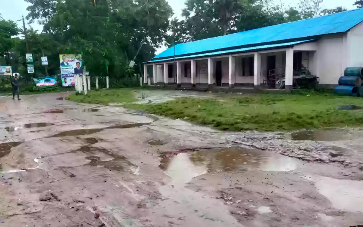 Rising Cumilla - Road cuts right through primary school playground in Cumilla