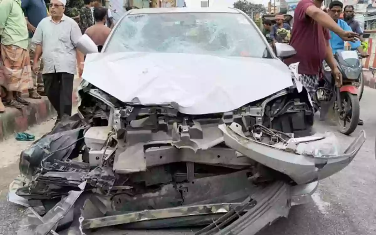 Rising Cumilla - Six injured in three-way collision involving a private car, a motorcycle, and an auto-rickshaw in Brahmanbaria town.
