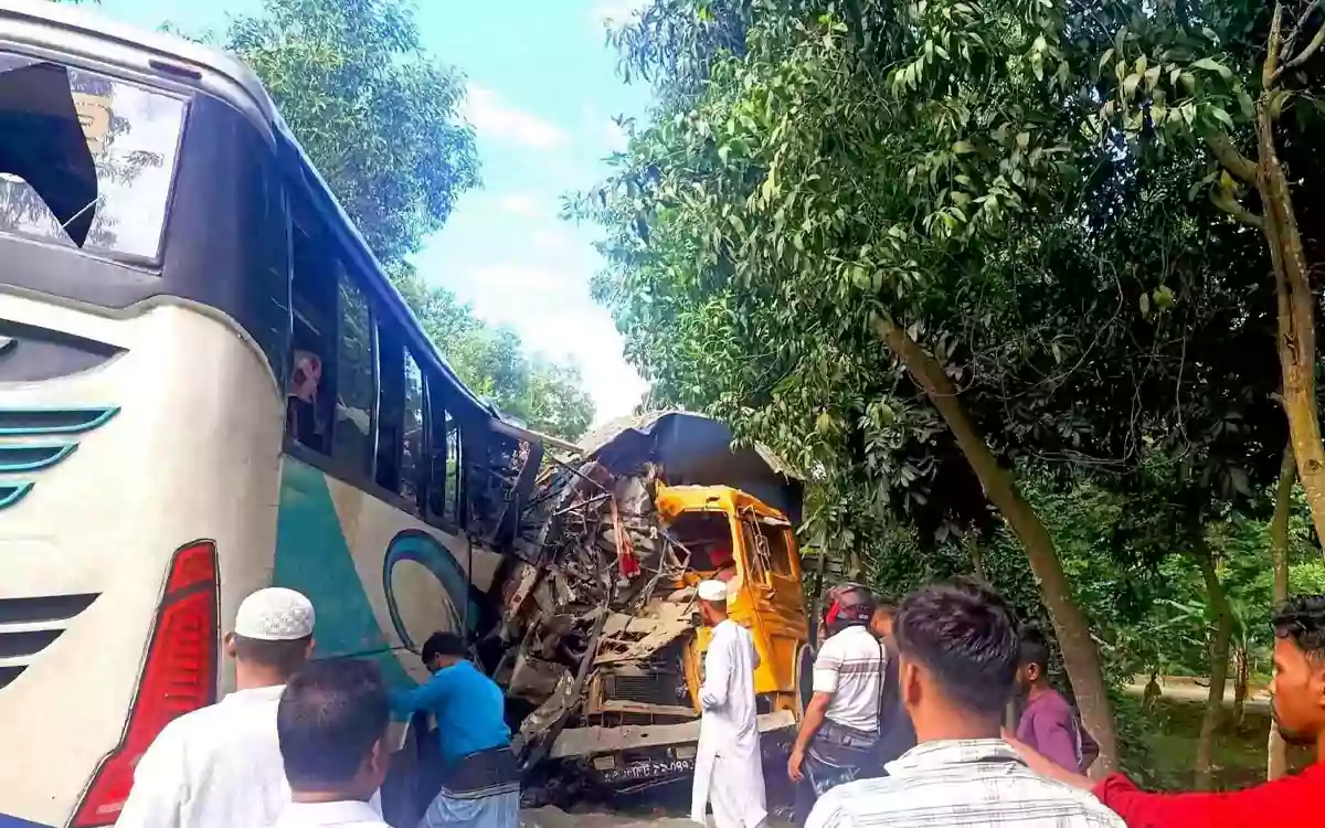 Rising Cumilla -Three passengers killed in bus-truck collision on Chandpur-Cumilla regional highway.