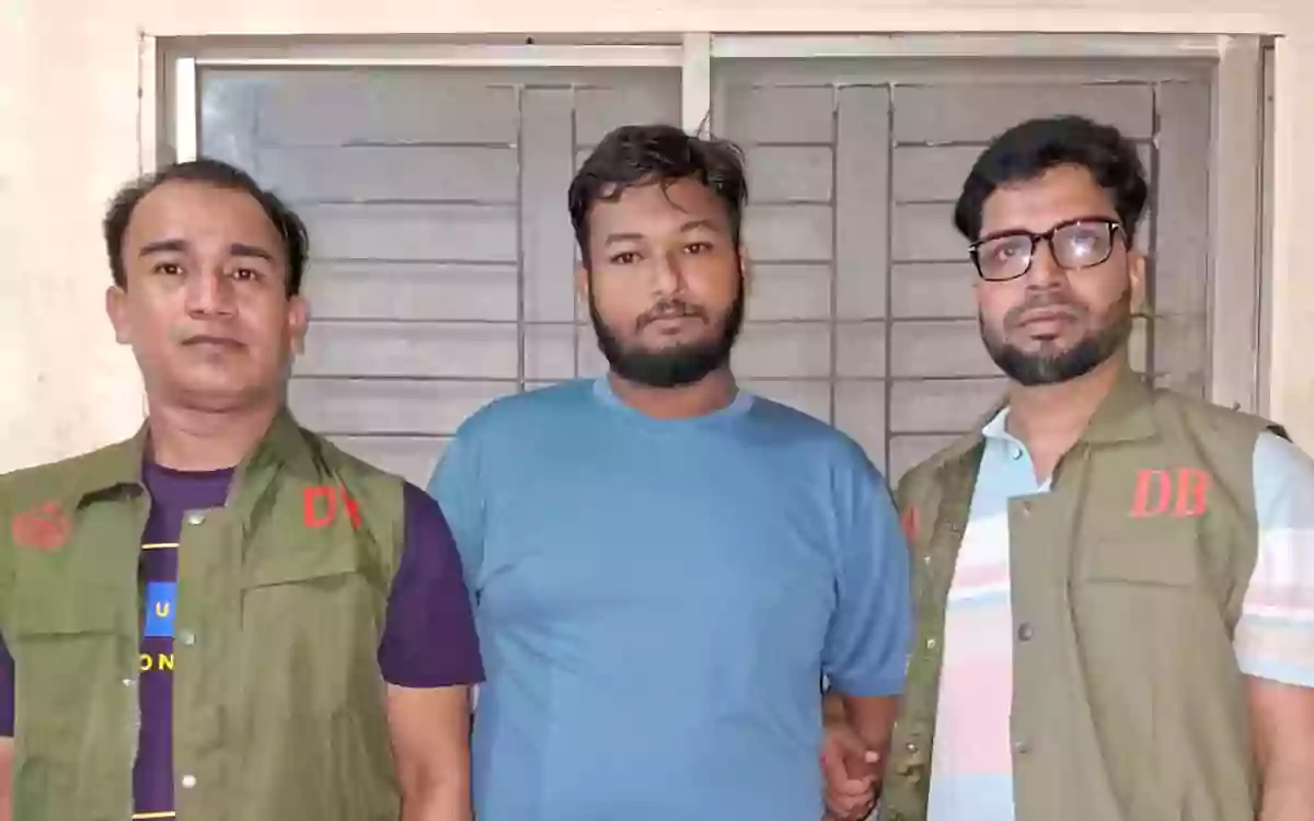 Rising Cumilla - Youth arrested for attacking journalist while on duty in Comilla Sadar South.