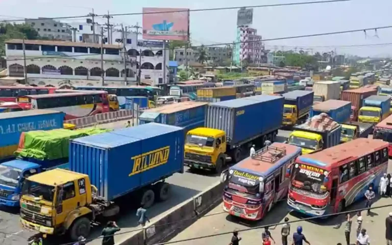 RisingCumilla - Long traffic jam on the Comilla section of the Dhaka-Chattogram Highway