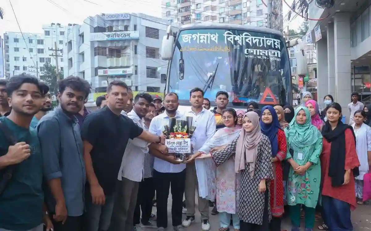 ব্যক্তিগত উদ্যোগে জবি শিক্ষার্থীদের বাস সংস্কার করলেন ইউসুফ মোল্লা টিপু