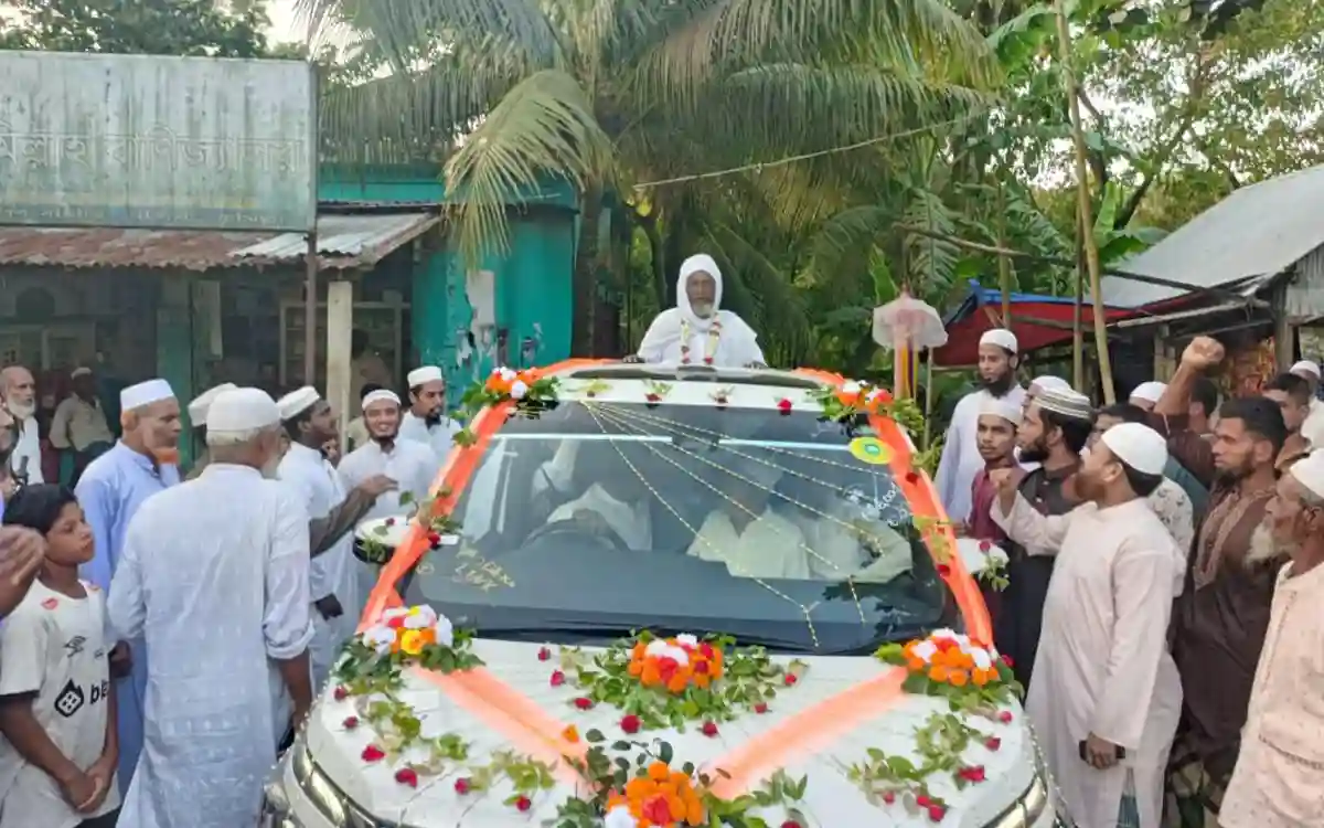 চান্দিনার জয়দেবপুরে ফুলসজ্জিত গাড়িতে করে ইমামের বিদায়