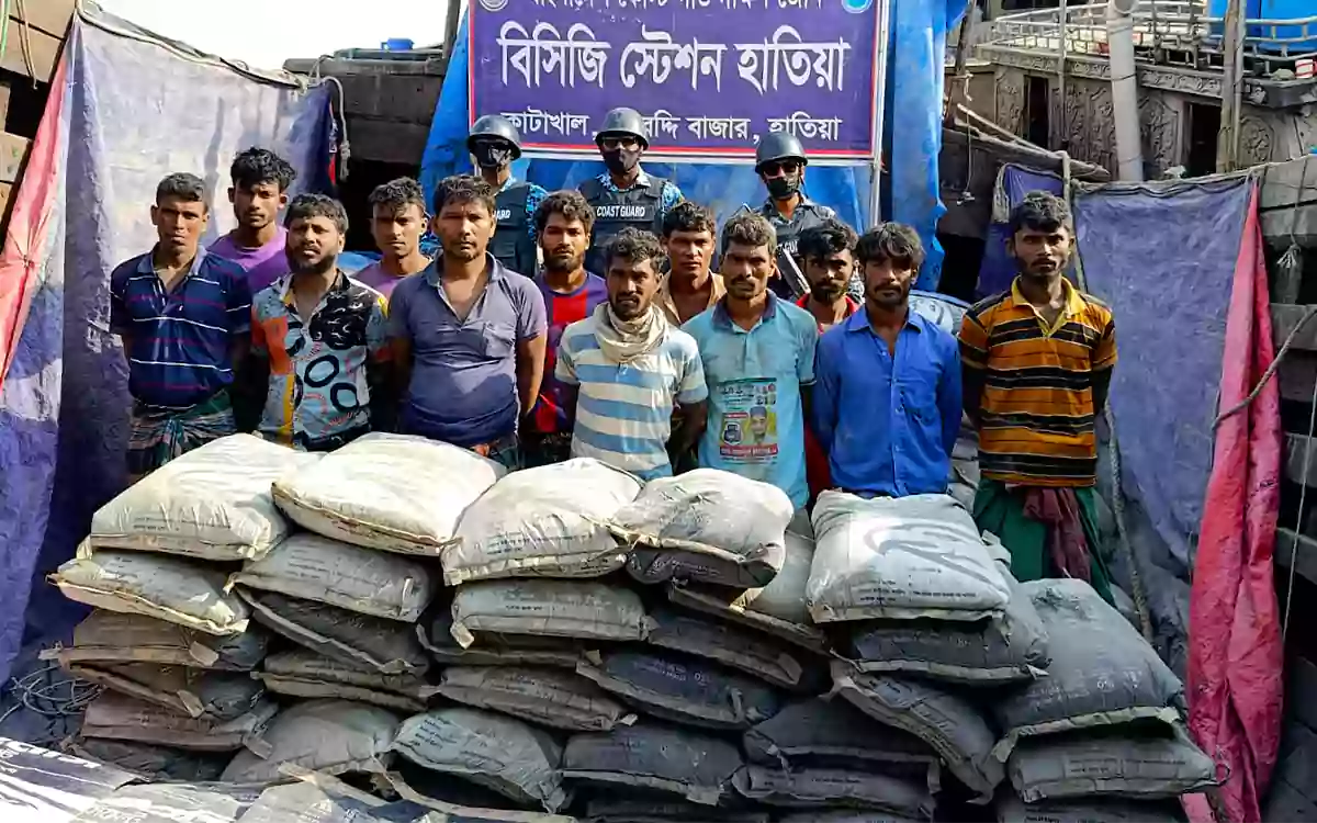 Rising Cumilla - 12 smugglers detained with 595 sacks of cement while smuggling them to Myanmar.