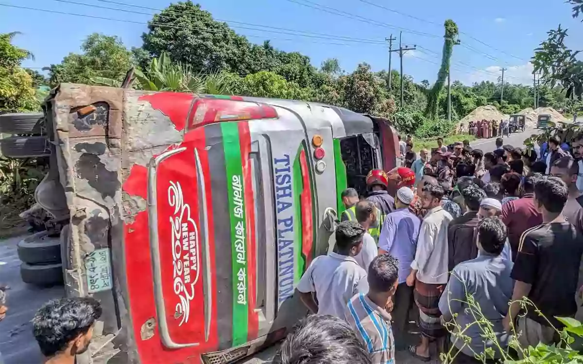 Rising Cumilla - A bus overturned on the highway in Chauddagram, Cumilla, while trying to avoid a CNG-run auto-rickshaw.
