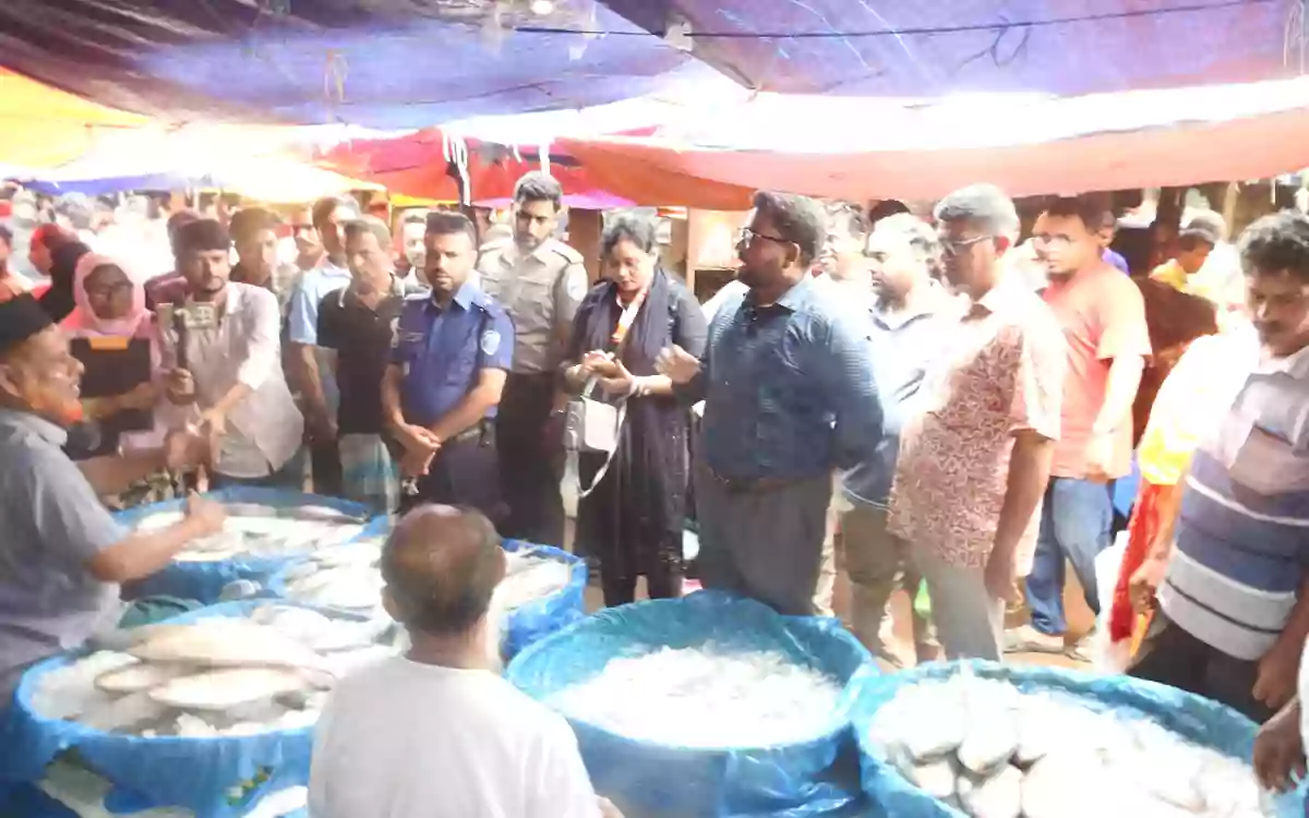Rising Cumilla -Consumer Rights Directorate raids Rajganj Market in Cumilla.