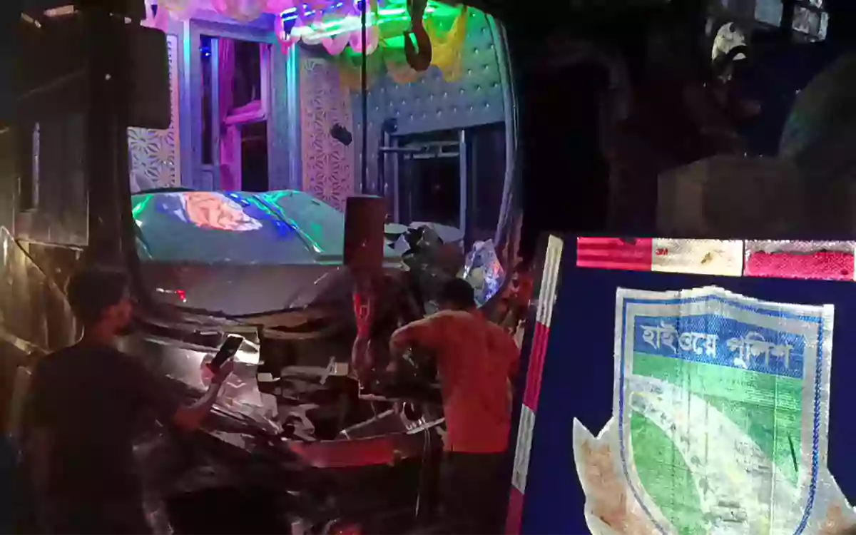 Rising Cumilla - Four-way collision in Chandina, passengers escape unharmed.
