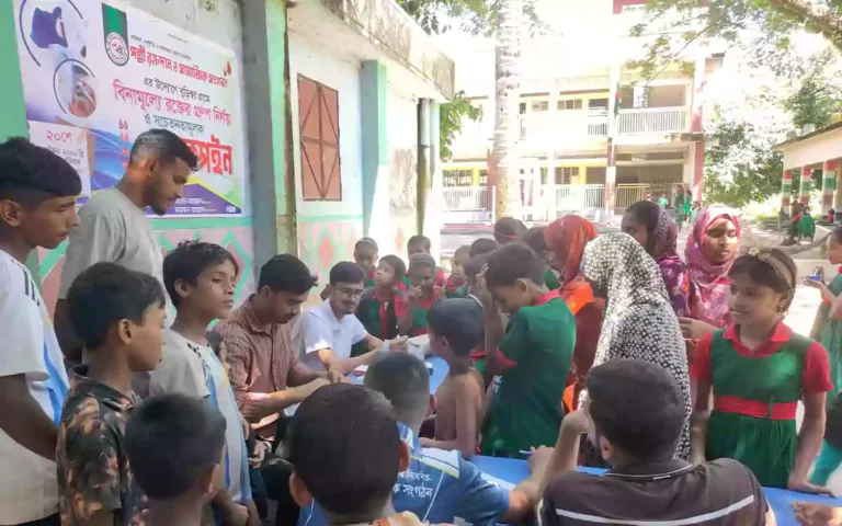 পল্লী রক্তদান ও সামাজিক সংগঠন এর পক্ষ থেকে ১৬২ জনের বিনামূল্যে রক্তের গ্রুপ নির্ণয়