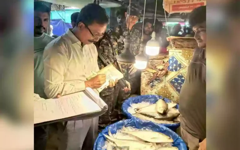 Rising Cumilla -Hilsa seller short-weighed fish by pulling the scales rope