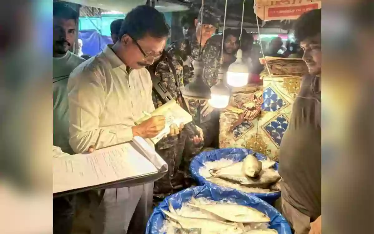 Rising Cumilla -Hilsa seller short-weighed fish by pulling the scales rope