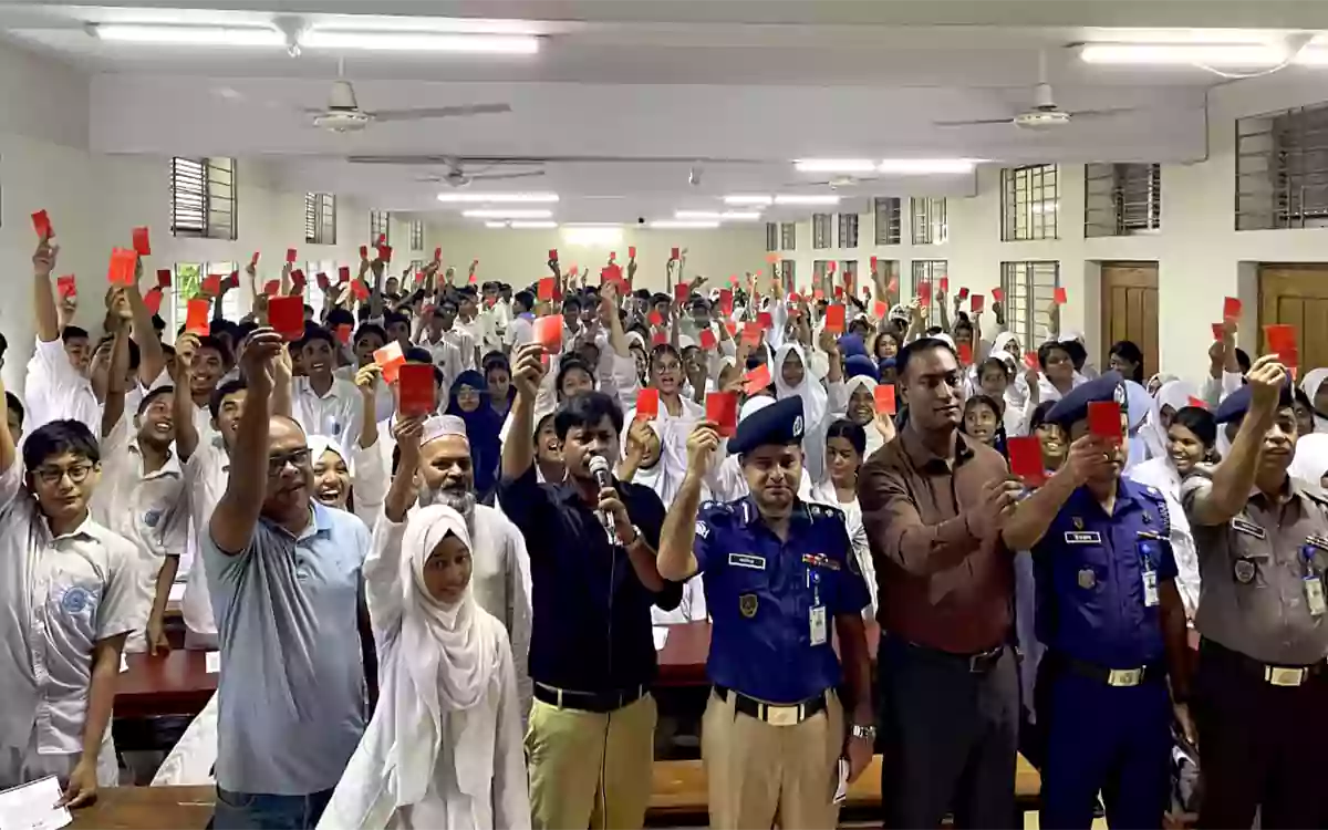 Rising Cumilla - Students take a pledge to show the red card to drugs and juvenile delinquency.