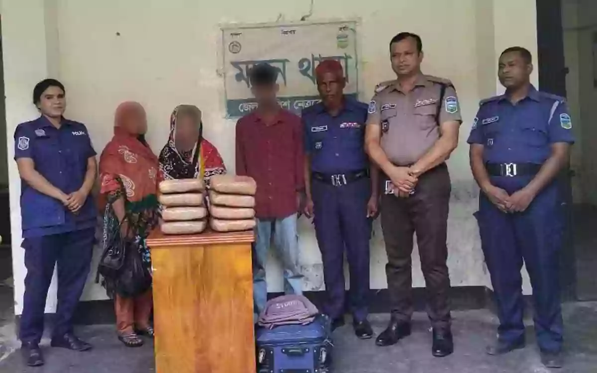 Rising Cumilla - Three arrested, including a youth from Debidwar, for attempting to sell cannabis in Netrokona after bringing it from Brahmanbaria.