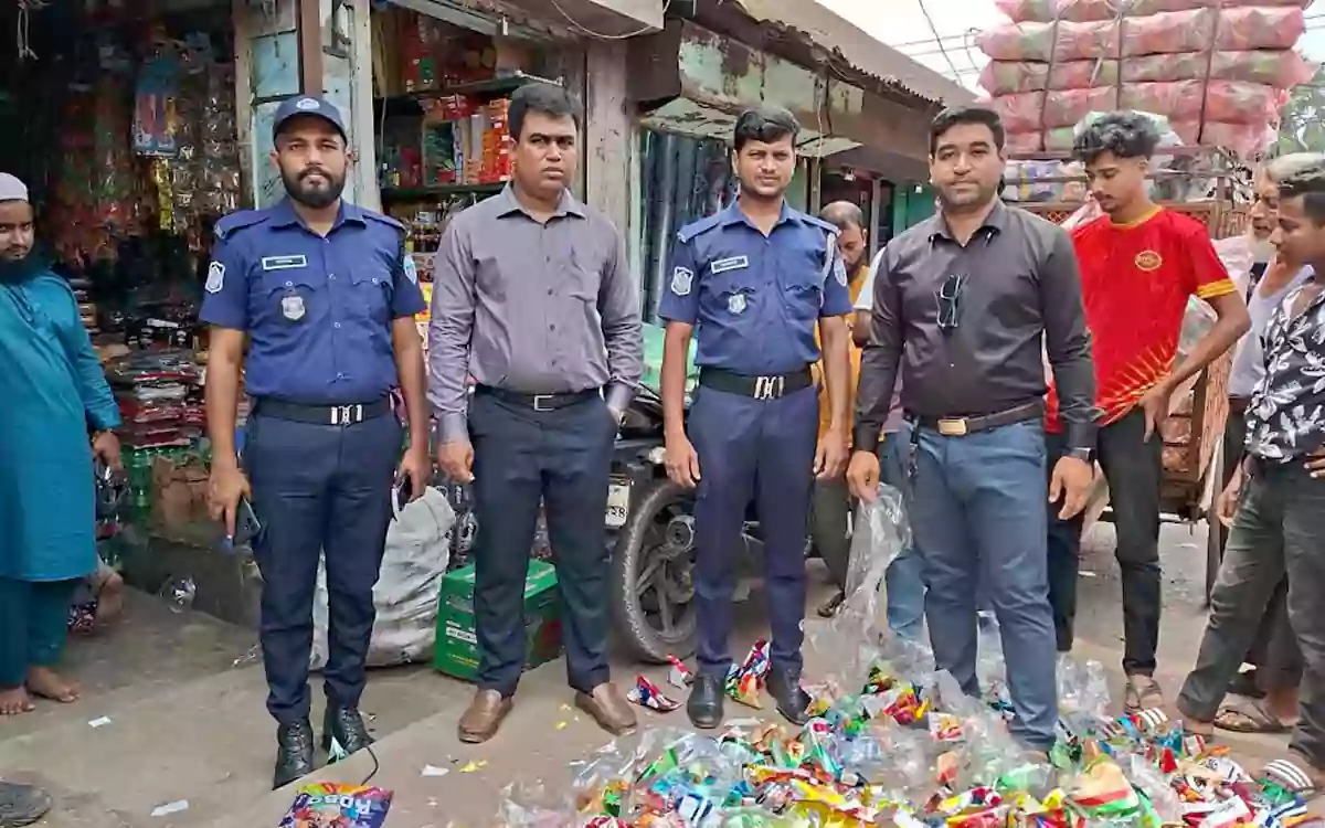Rising Cumilla - Three establishments fined in Chandpur town for various irregularities