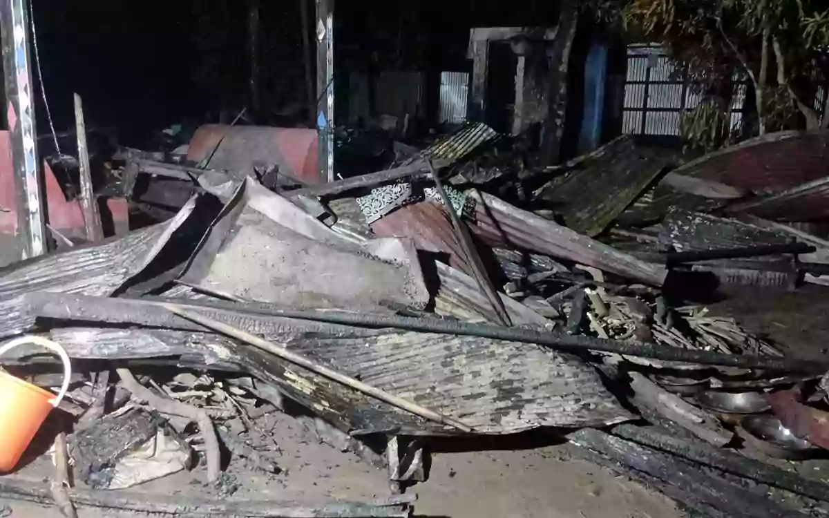Rising Cumilla - Two houses reduced to ashes in a massive fire in Chandina, losses estimated at Tk 25 lakh.