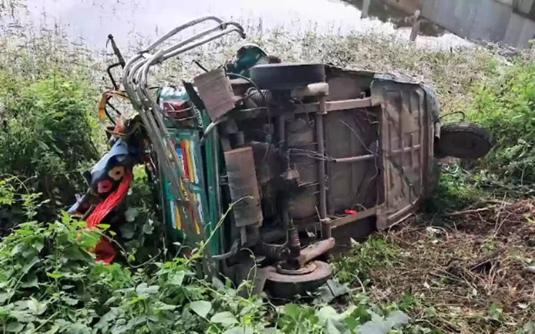 Rising Cumilla - Woman killed in head-on collision between truck and CNG in Chandpur