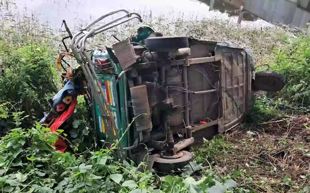 Rising Cumilla - Woman killed in head-on collision between truck and CNG in Chandpur
