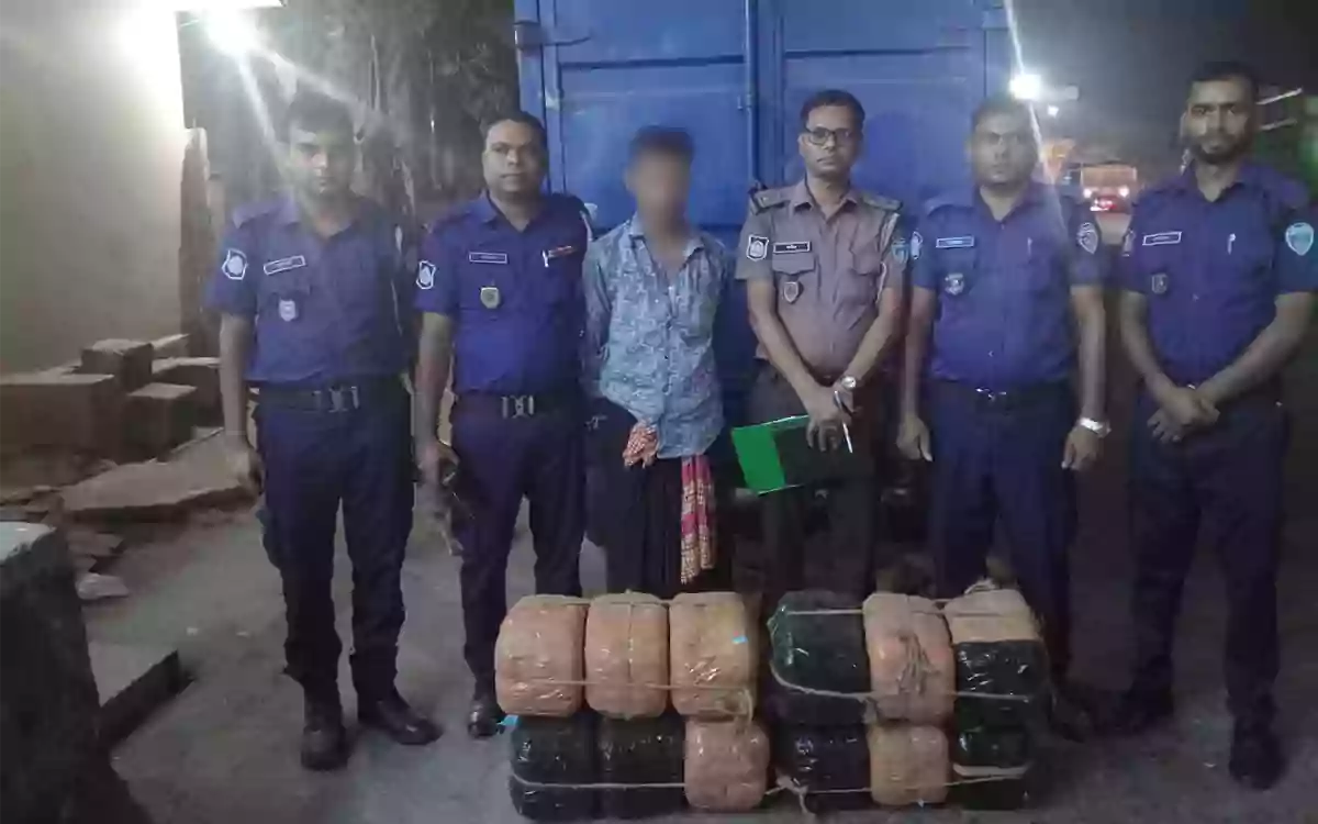 Rising Cumilla - 48 kg of cannabis recovered from a covered van in Daudkandi, Comilla, one arrested