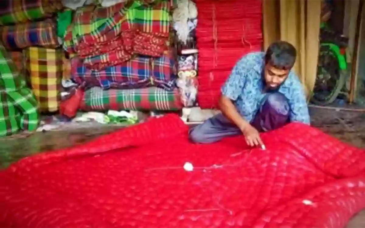 Rising Cumilla - Arrival of winter in Lakhai, Habiganj, Artisans busy crafting quilts and mattresses