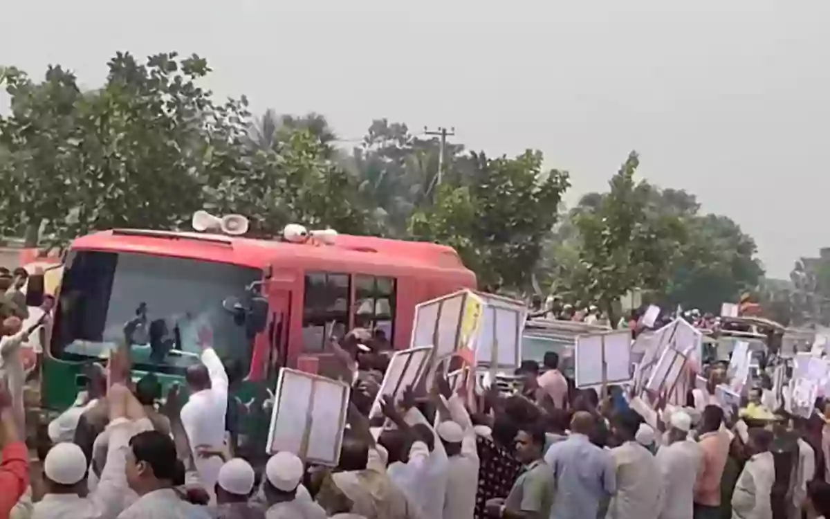 Rising Cumilla - BNP lines the highway from Daudkandi to Chauddagram in Comilla to welcome the Prime Minister.