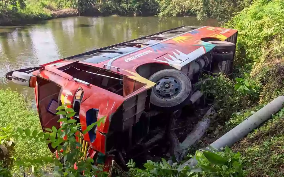 Rising Cumilla - Balaka Paribahan bus plunges into ditch in Comilla Barura, helper killed.