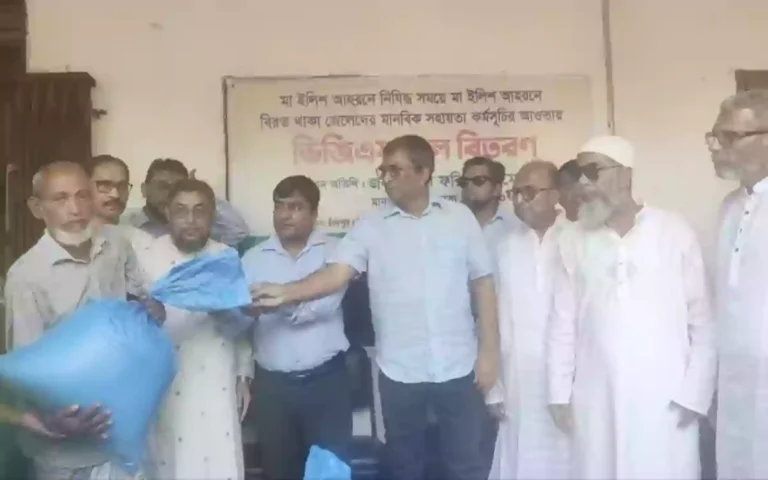 Rising Cumilla - Ban on Hilsa fishing- Fishermen in Chandpur receive 25 kg of rice each.