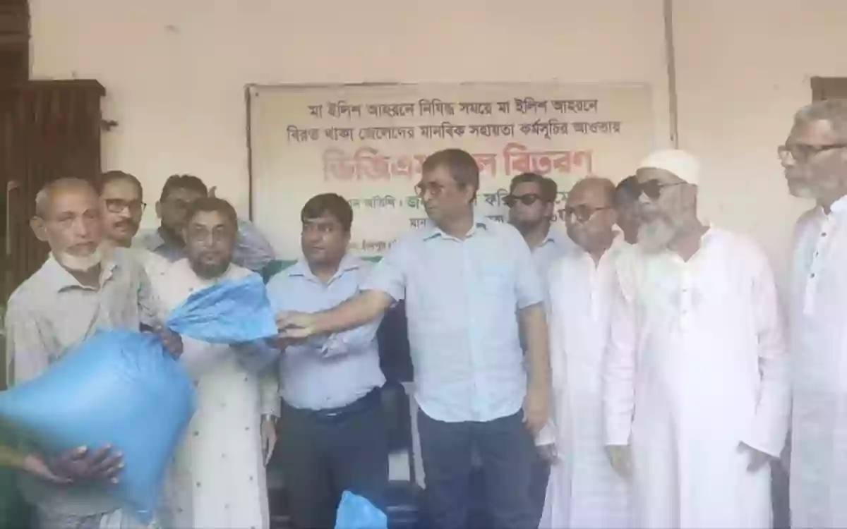 Rising Cumilla - Ban on Hilsa fishing- Fishermen in Chandpur receive 25 kg of rice each.