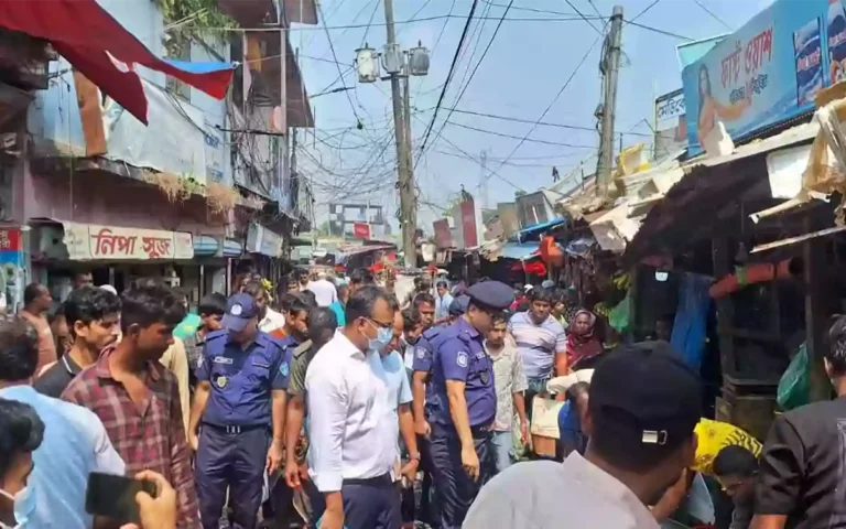 Rising Cumilla - Drive conducted in Cumillas Chandina Bazar to clear footpaths and remove illegal structures.