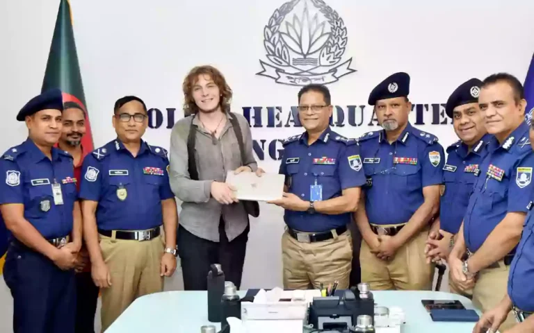 Rising Cumilla - German tourist recovers lost laptop thanks to police efforts.